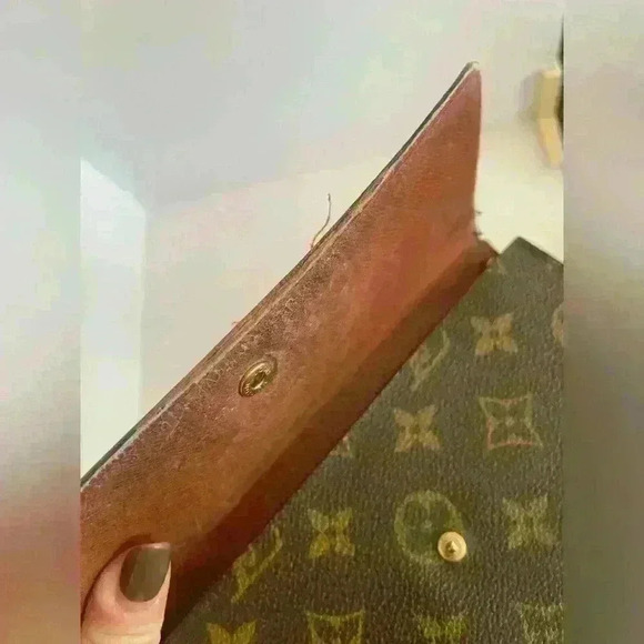 Louis Vuitton Authentic Monogram Sarah Wallet (Has Lots Of Wear) - Picture 2 of 13
